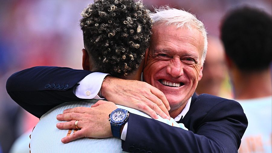 El seleccionador de Francia, Didier Deschamps, abraza a Doué tras el partido de cuartos de final del Mundial ante Marruecos