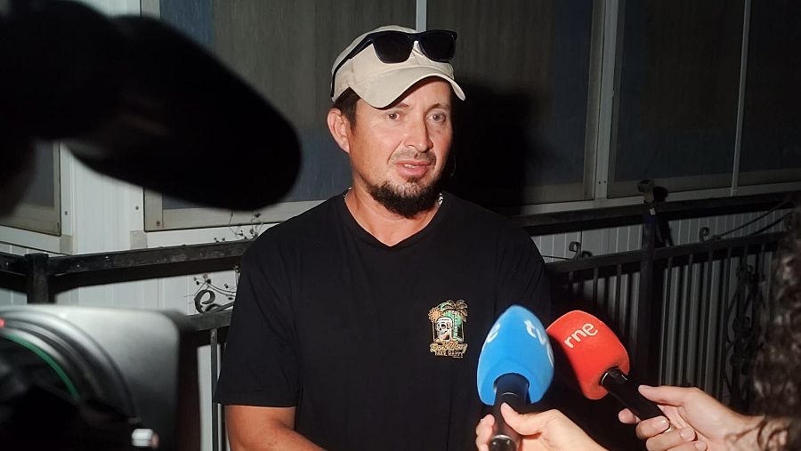 Miguel Martínez atiende a RTVE en el camping Los Gallardos