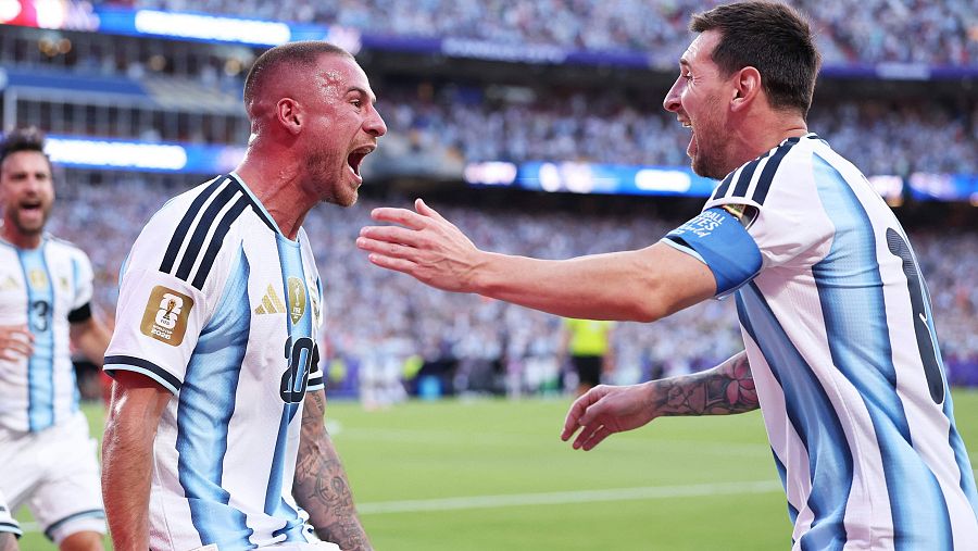 Mac Allister y Leo Messi celebrando un gol en el Argentina - Suiza del Mundial 2026