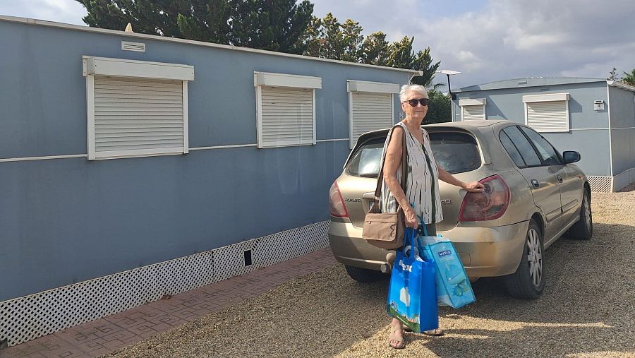 CRISTINA JUNTO A SU CASA EN EL CAMPING Los Gallardos
