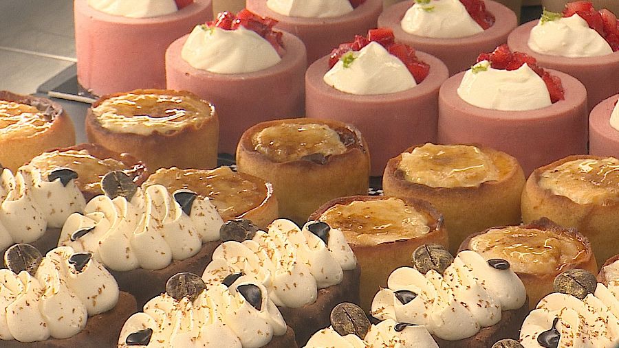 Varios pasteles del mostrador