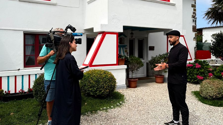 Jhonatan González frente a la pastelería