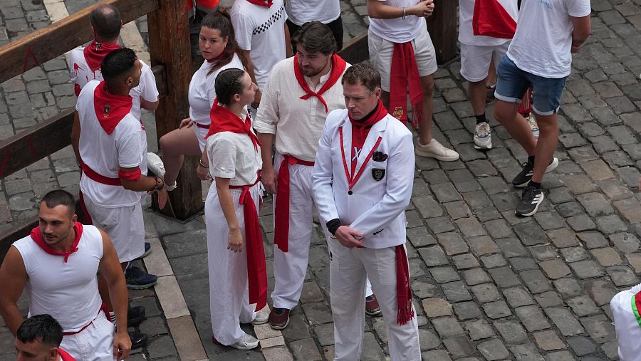 Momentos de concentración de los mozos justo antes de la penúltima carrera