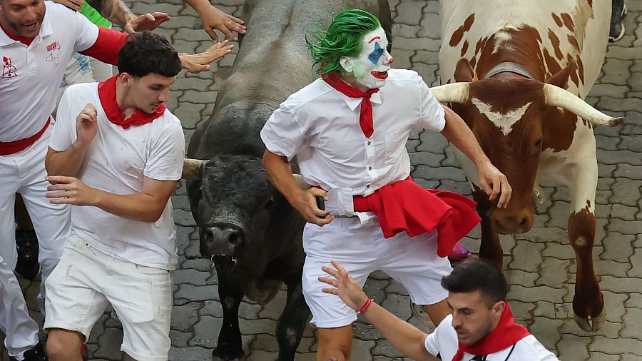 El Joker corre junto a otros mozos ante los toros del quinto encierro de los Sanfermines 2026