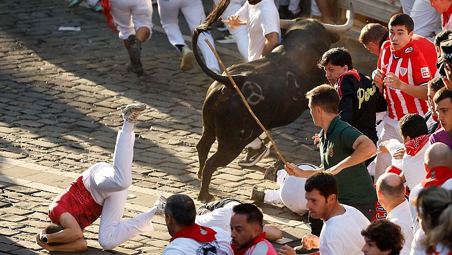 Uno de los toros de la ganadería de Jandilla embiste a varios corredores en el tramo de la Plaza Consistorial
