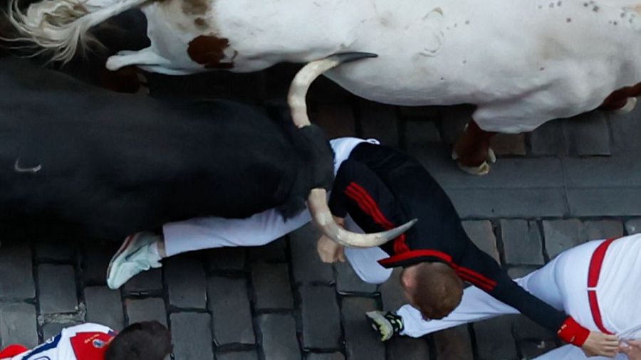 Un mozo cae tras ser golpeado por uno de los toros en el último encierro de San Fermín 2026