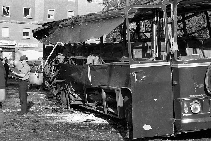Se cumplen 40 años del atentado de ETA conta un convoy de la Guardia Civil que acabó con la vida de 12 agentes Policía y Guardia Civil en el escenario del atentado de ETA contra un convoy de la Guardia Civil en la plaza de la República Dominicana