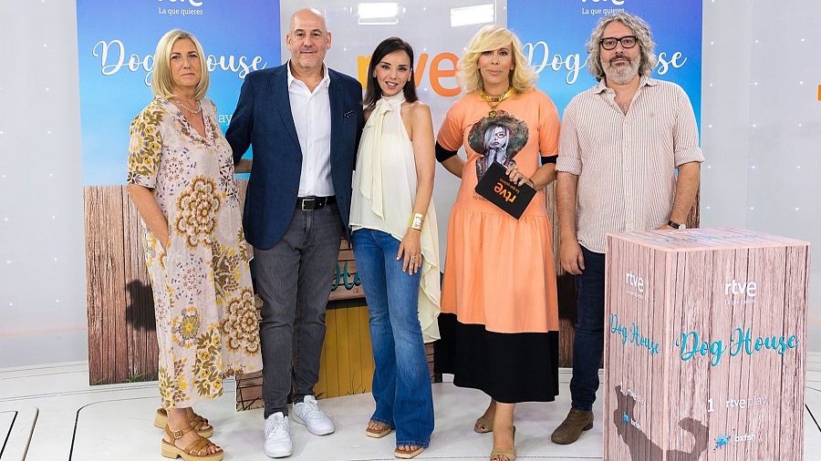 Foto de familia de 'Dog House'