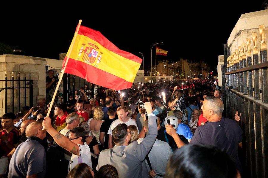 Miles de personas celebran la madrugada de este martes al miércoles el derribo de la verja que separaba a la colonia británica del territorio español