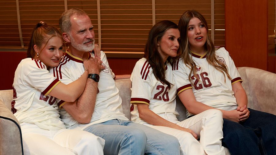 La princesa Leonor, el rey Felipe VI, la reina Letizia y la infanta Sofía, durante el partido de La Roja contra Francia.