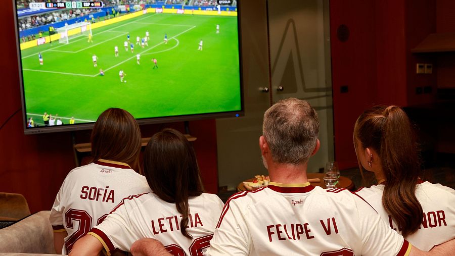 La familia real viendo el partido.