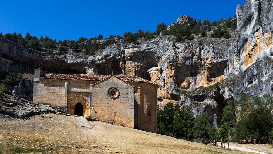 La ermita de San Bartolomé en el Cañón del Río Lobos en Soria
