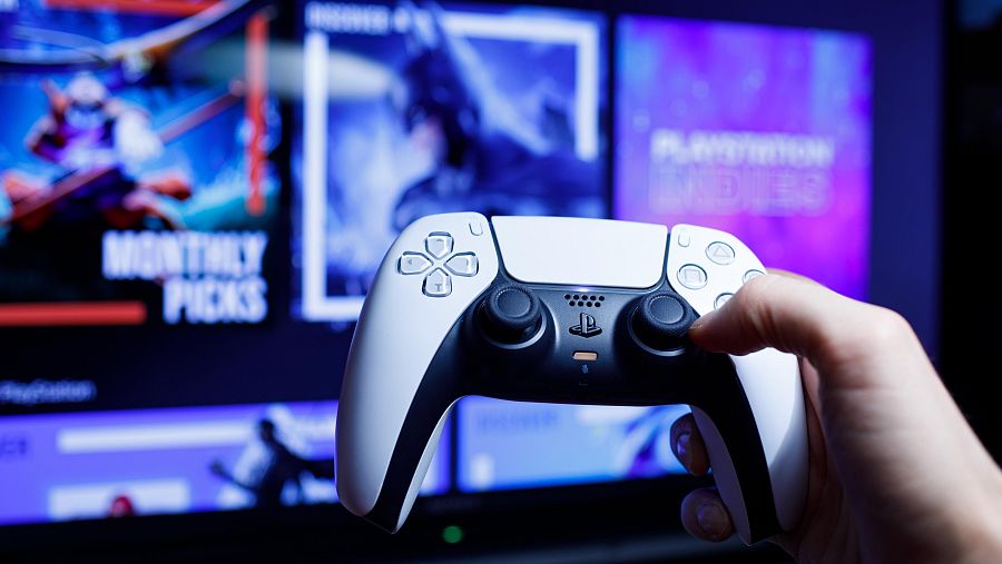 Controlador de PlayStation 5 conectado a PlayStation Store