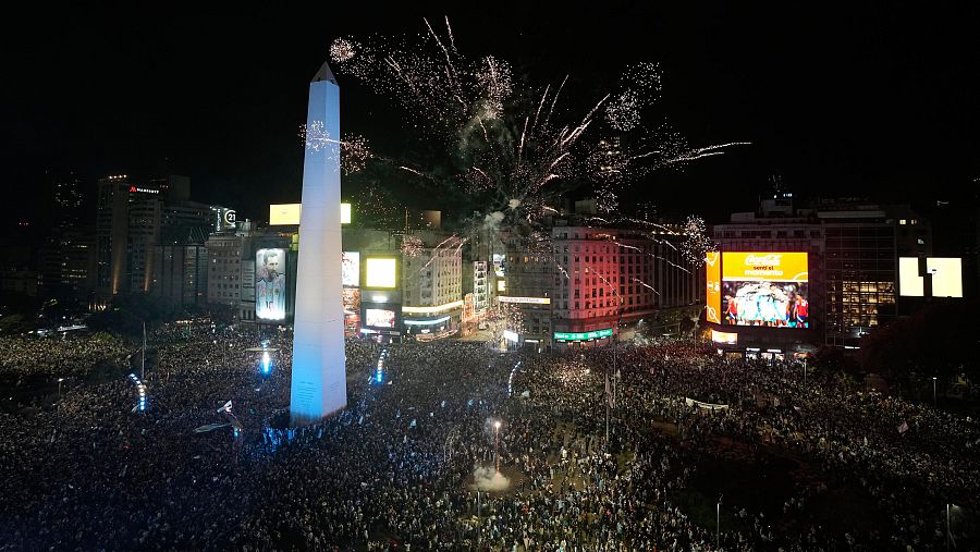 La marea albiceleste inunda Buenos Aires y los jugadores se acuerdan de las Malvinas: 