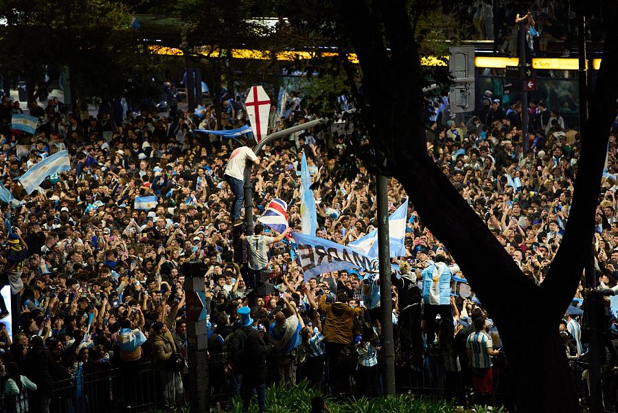 Los aficionados de la albiceleste se suben hasta a las farolas para celebrar la victoria ante Inglaterra
