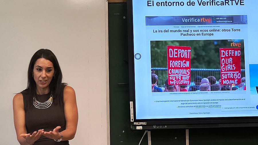 Blanca Bayo, responsable de VerificaRTVE, impartiendo el taller “Lucha contra la desinformación y propaganda