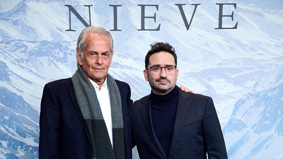 Eduardo Strauch y Juan Antonio Bayona en la presentación de La sociedad de la nieve