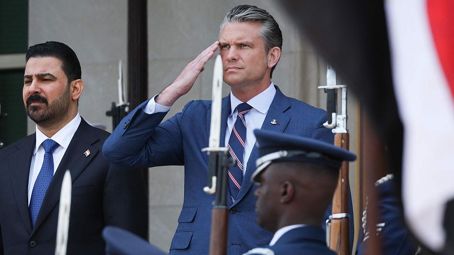 Pete Hegseth, Secretario de Defensa de EE.UU., saluda militarmente junto a Ali Al-Zaidi, Primer Ministro de Irak, en un evento oficial al aire libre.