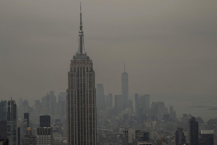 La neblina de los incendios forestales canadienses cubre el horizonte de Manhattan, incluyendo el Empire State Building, desde el mirador Top of the Rock