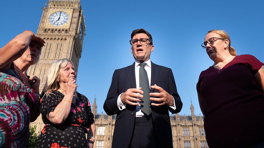 El diputado británico Andy Burnham, junto a familiares de las víctimas de Hillsborough, a las puertas de la Cámara de los Comunes en Londres