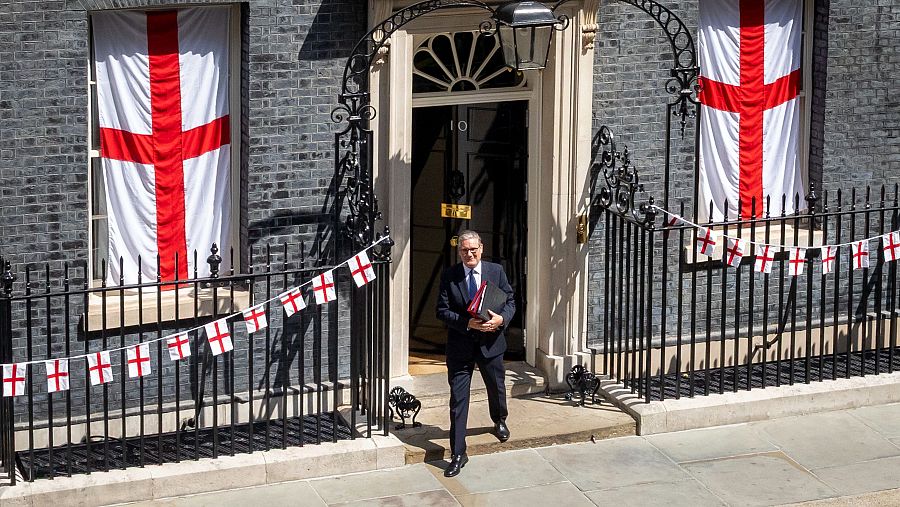 Keir Starmer saliendo del número 10 de Downing Street, residencia del primer ministro británico en Londres