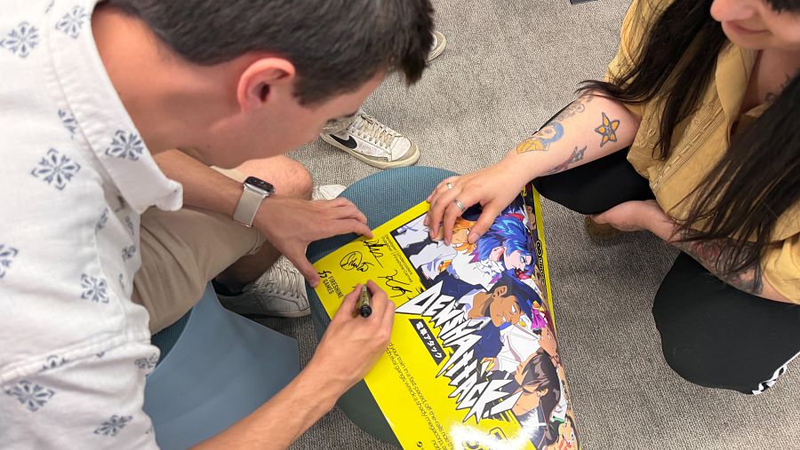 Ángel Beltrán (Undercoders) firmando el cartel de Denshattack! tras la rueda de prensa