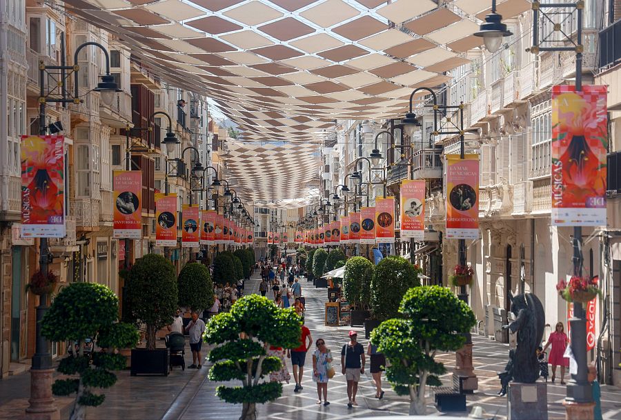 El centro de la ciudad engalanado con los carteles de La Mar de Músicas