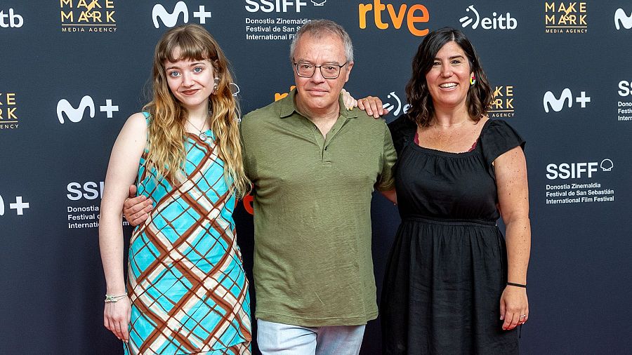 Daniel Monzón con Manuela Calle y Sandra tapia, actriz y productora de 'Ruega por nosotras'