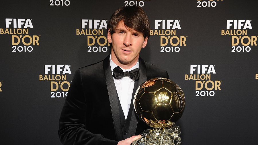 Lionel Messi posando con el Balón de Oro en 2010