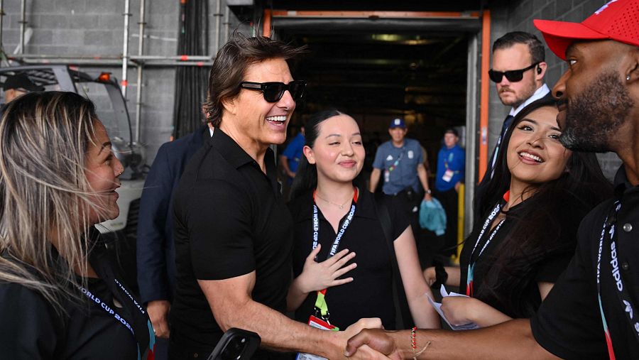 Tom Cruise saluda a los fans a su llegada al Estadio de Nueva York / Nueva Jersey