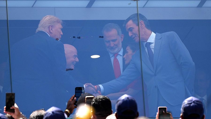 El presidente del Gobierno, Pedro Sánchez, acompañado de los reyes, saluda a Donald Trump
