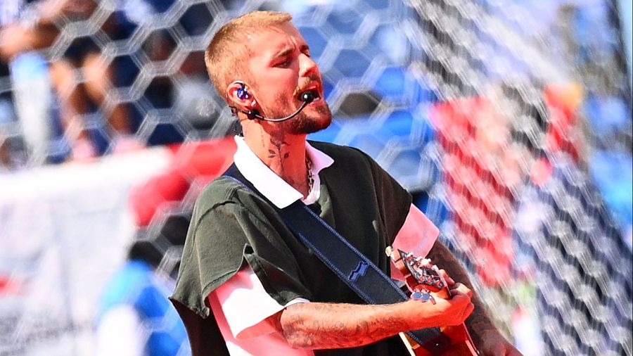 Justin Bieber actúa durante la final del Mundial de Fútbol