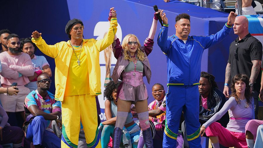 Madonna actúa acompañada por Ronaldo y Ronaldinho
