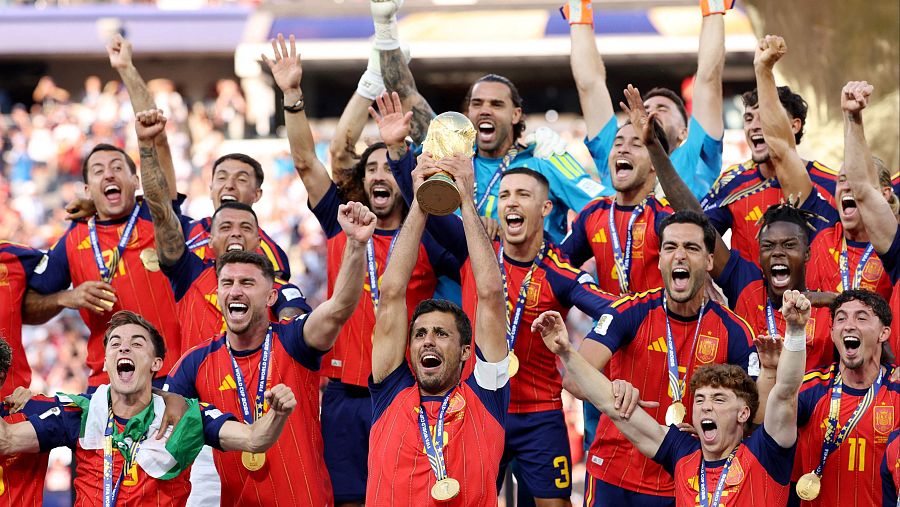 Un momento para la historia. Rodri levanta el trofeo de Campeón del Mundo | Ver vídeo