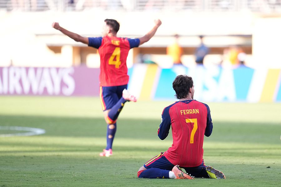 Ferran Torres y Eric Garcia celebran la victoria tras el pitido final