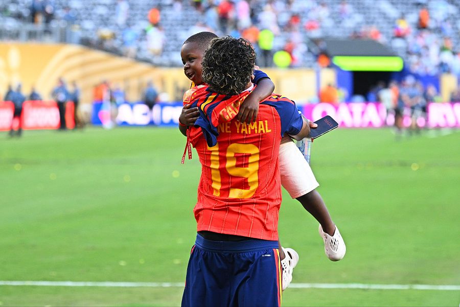 Lamine Yamal abraza a su hermano Keyne