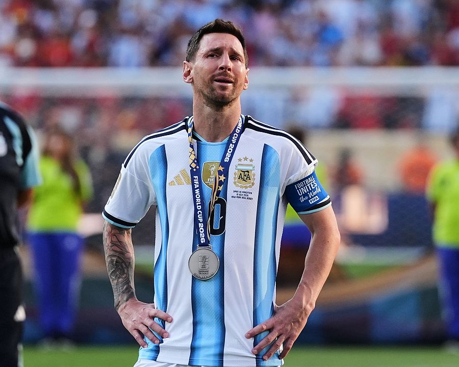 Lionel Messi llora desconsolado frente a la hinchada albiceleste