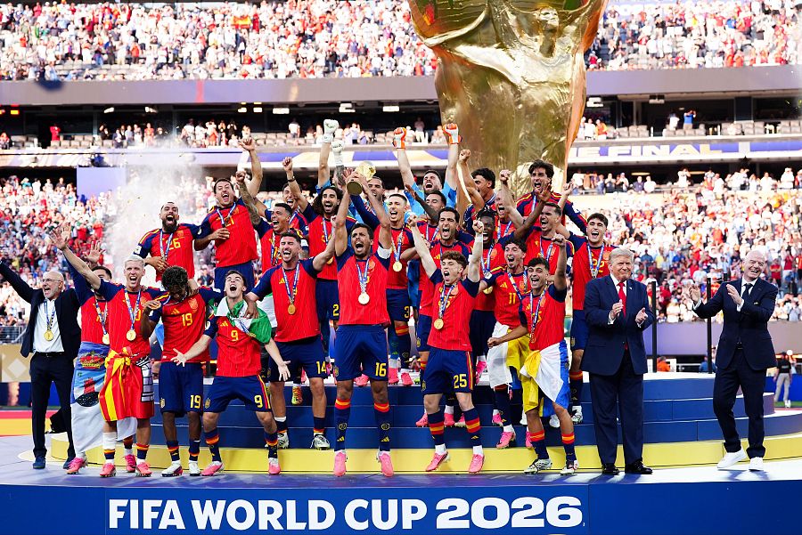 Rodri levanta la Copa del Mundo