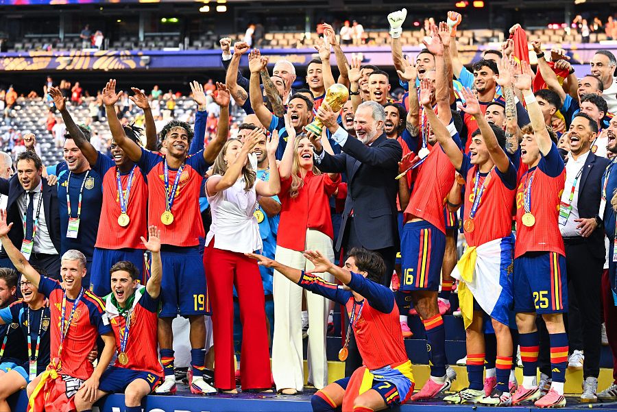 El rey Felipe VI, la princesa Leonor y la infanta Sofía levantan la copa con los jugadores españoles