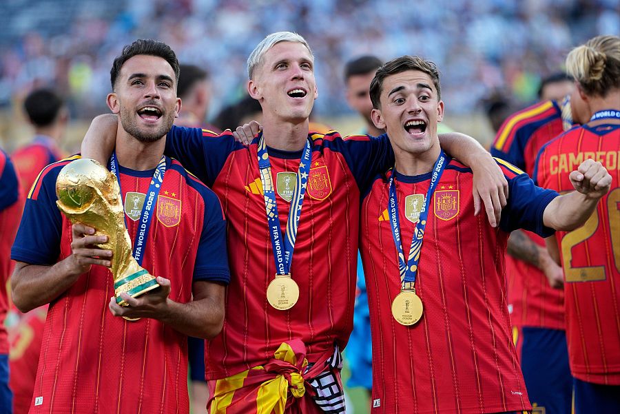 Eric Garcia, Dani Olmo y Gavi posan con la copa y las dos estrellas sobre el escudo