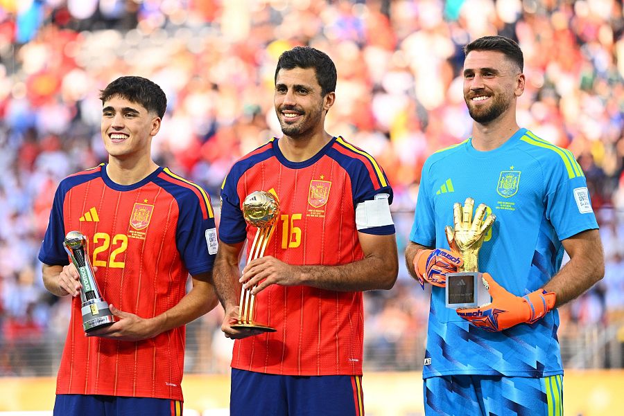 Pau Cuabarí, Rodri y Unai Simón posan con sus premios individuales del Mundial 2026