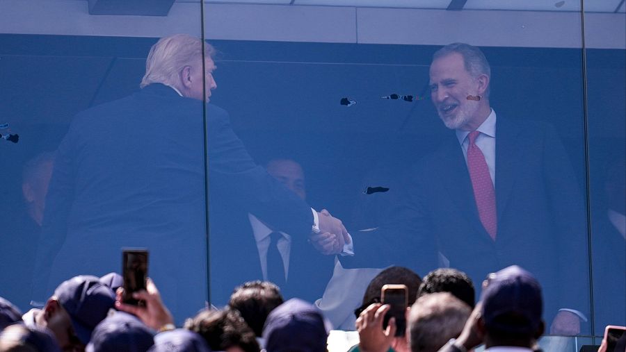 Donald Trump le da la mano al rey Felipe en el palco de autoridades durante la final del Mundial