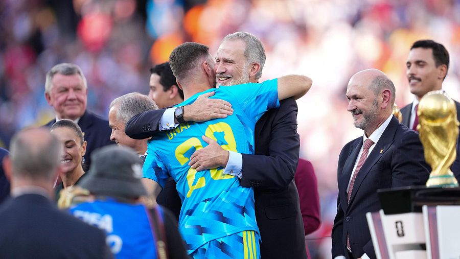 El rey Felipe abraza al portero de la selección española de fútbol Unai Simón tras la final del Mundial