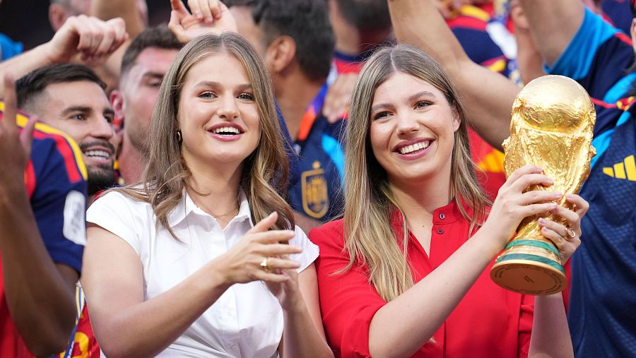 La princesa Leonor y la infanta Sofía, con la Copa del Mundo que ganó España