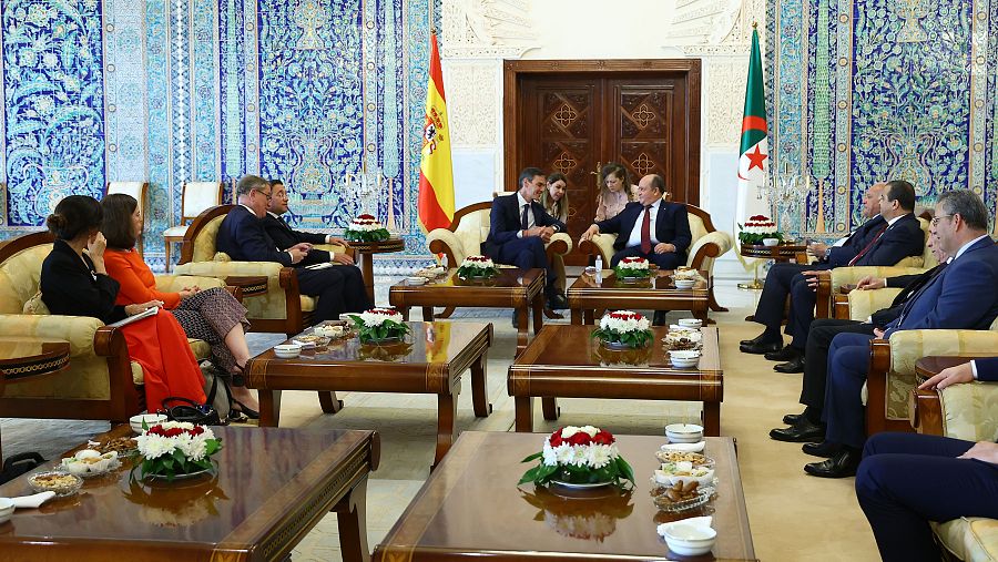 El presidente del Gobierno, Pedro Sánchez, y el primer ministro argelino, Sifi Ghrieb, en Argel.
