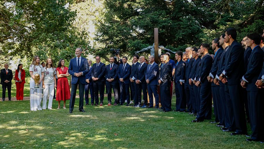 Los reyes Felipe VI y doña Letizia, la princesa de Asturias y la infanta Sofía, reciben este lunes en el Palacio de la Zarzuela a la selección española masculina de fútbol, tras proclamarse ayer campeones del mundo derrotando en la final a Argentina.