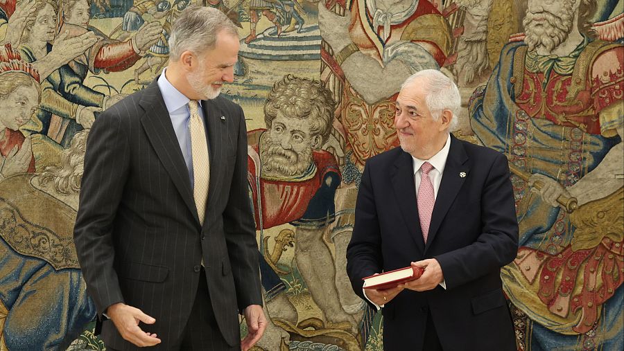 El rey Felipe VI ha recibido en audiencia al presidente del Tribunal Constitucional, Cándido Conde-Pumpido Tourón, en el Palacio de la Zarzuela.