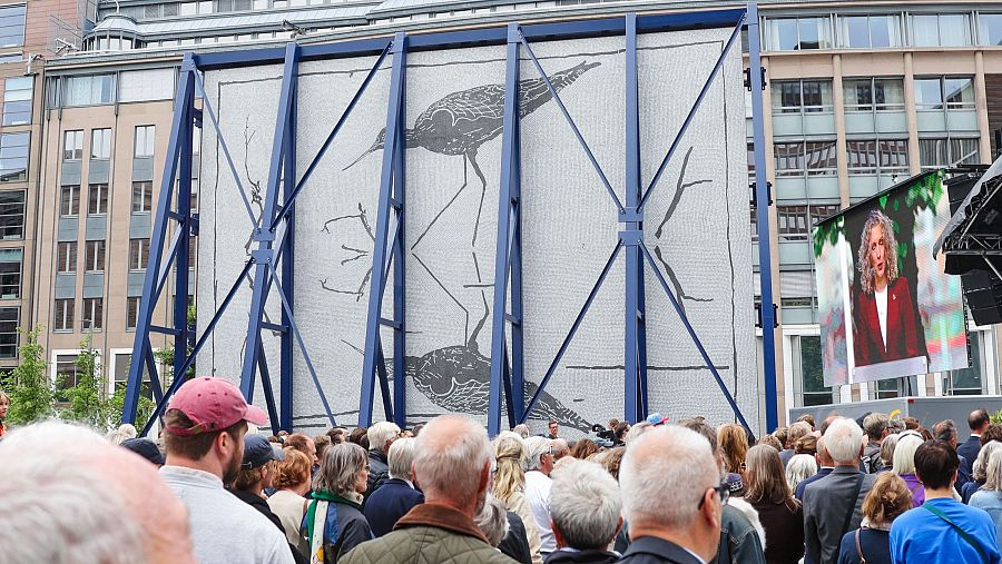 Personas asisten a la inauguración de un monumento conmemorativo nacional en recuerdo de las víctimas del ataque terrorista, en Johan Nygaardsvolds plass, en el barrio gubernamental de Oslo, Noruega