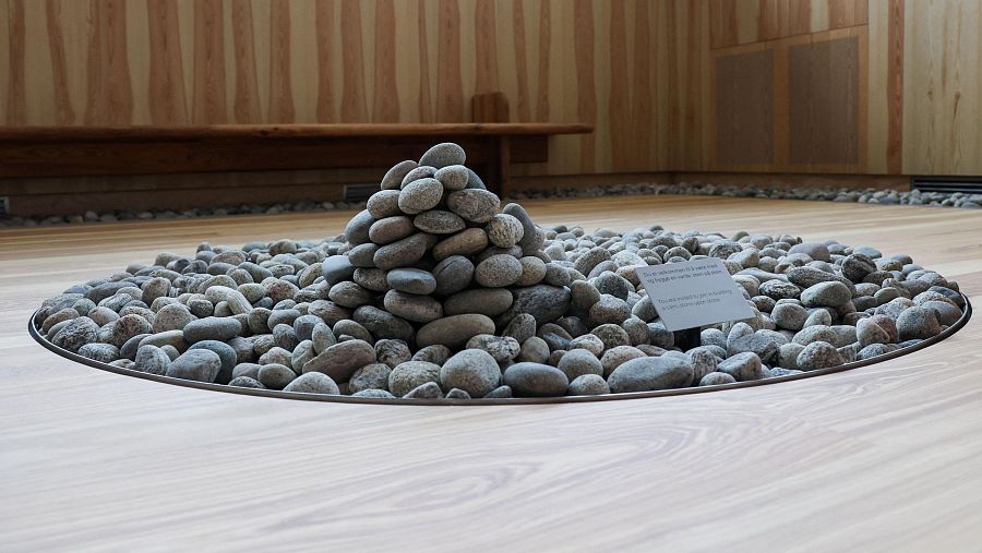 Piedras en el lugar conmemorativo durante la inauguración del memorial dedicado a las víctimas de los atentados terroristas del 22 de julio
