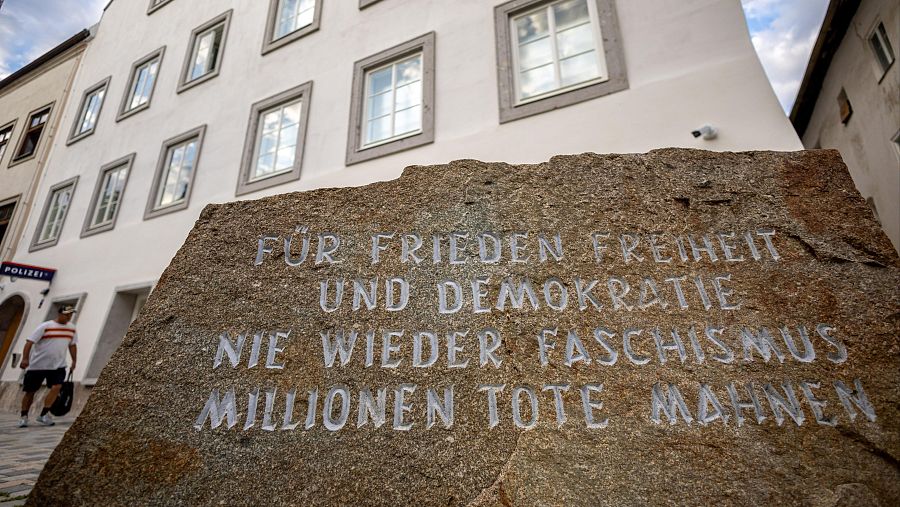 Piedra conmemorativa de las víctimas del holocausto en frente de la casa natal de Hitler
